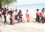 Tanamkan Kepedulian Lingkungan Sejak Dini, Siswa Kelas 1 FIES Sumenep Gelar Aksi Bersih Pantai Slopeng