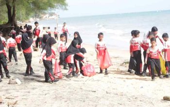 Tanamkan Kepedulian Lingkungan Sejak Dini, Siswa Kelas 1 FIES Sumenep Gelar Aksi Bersih Pantai Slopeng