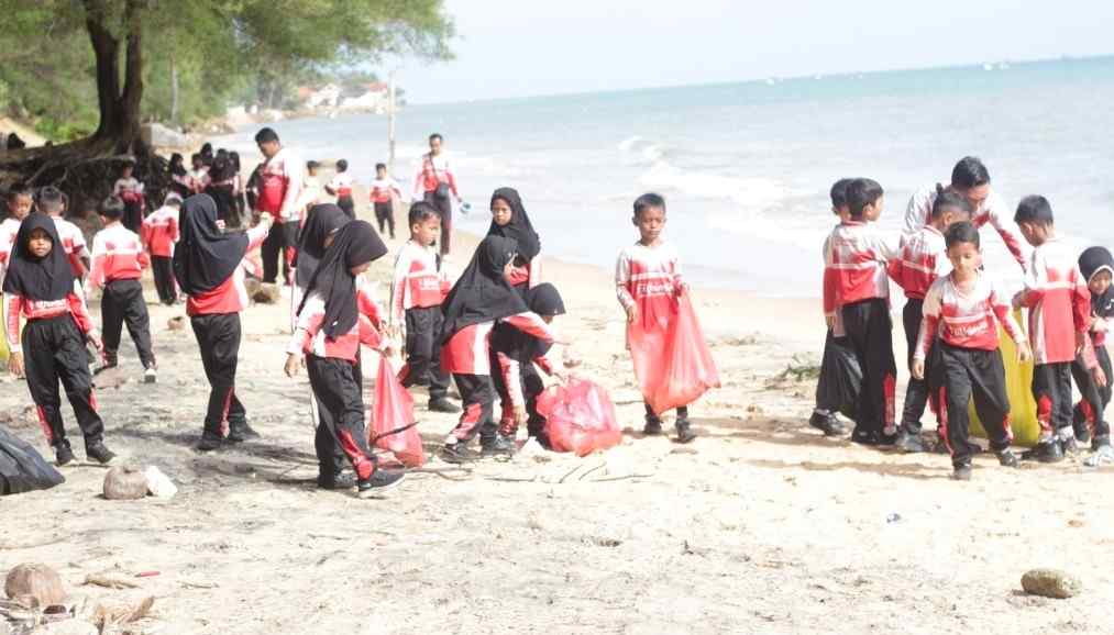 Tanamkan Kepedulian Lingkungan Sejak Dini, Siswa Kelas 1 FIES Sumenep Gelar Aksi Bersih Pantai Slopeng