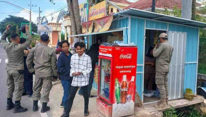 Satpol PP Sumenep Tertibkan PKL Sepanjang Jalan Trunojoyo, Pedagang Depan Kampus UPI Sumenep Diberi Teguran Lisan