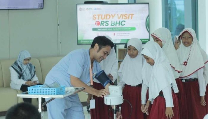 Belajar Hidup Sehat Sejak Dini, Siswa Kelas 4 FIES Study Visit ke Rumah Sakit BHC