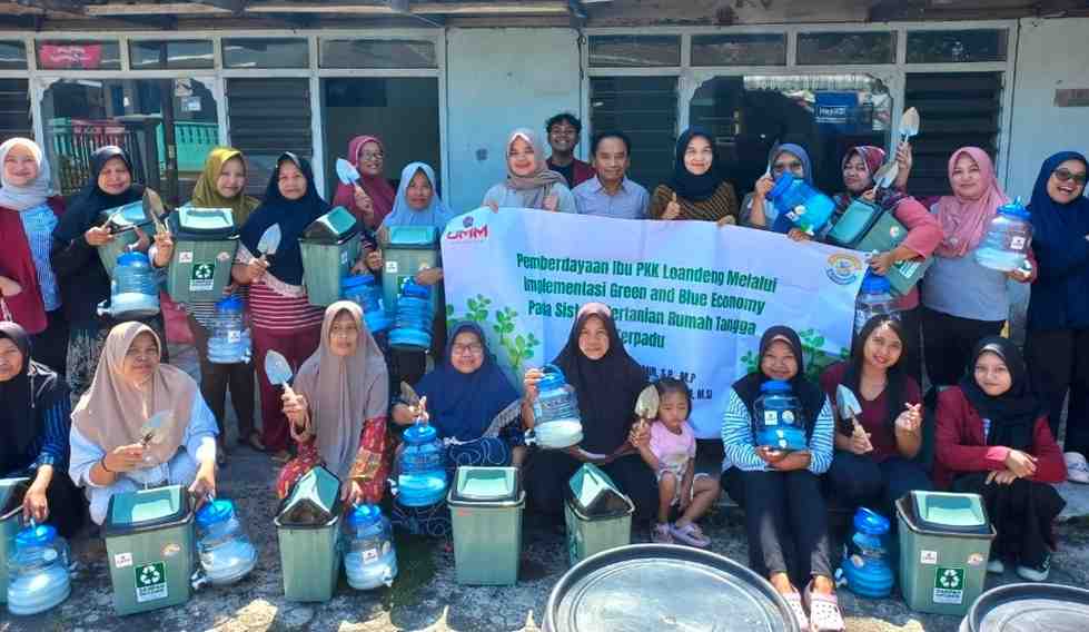 Sampah Dapur Jadi Kompos, Pekarangan Jadi Ladang: UMM Ajak Ibu-Ibu Loandeng Praktikkan Ekonomi Hijau