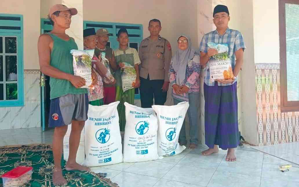 Polsek Gapura Dukung Ketahanan Pangan, Salurkan Bibit Jagung Hibrida kepada Kelompok Tani di Grujugan