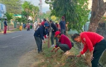 Pemkab Sumenep Gencarkan Gerakan Jumat Bersih, ASN dan Berbagai Instansi Bersihkan Lingkungan Sekolah