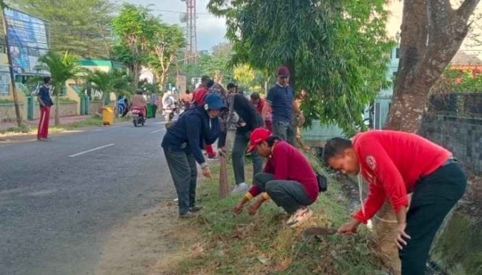 Pemkab Sumenep Gencarkan Gerakan Jumat Bersih, ASN dan Berbagai Instansi Bersihkan Lingkungan Sekolah