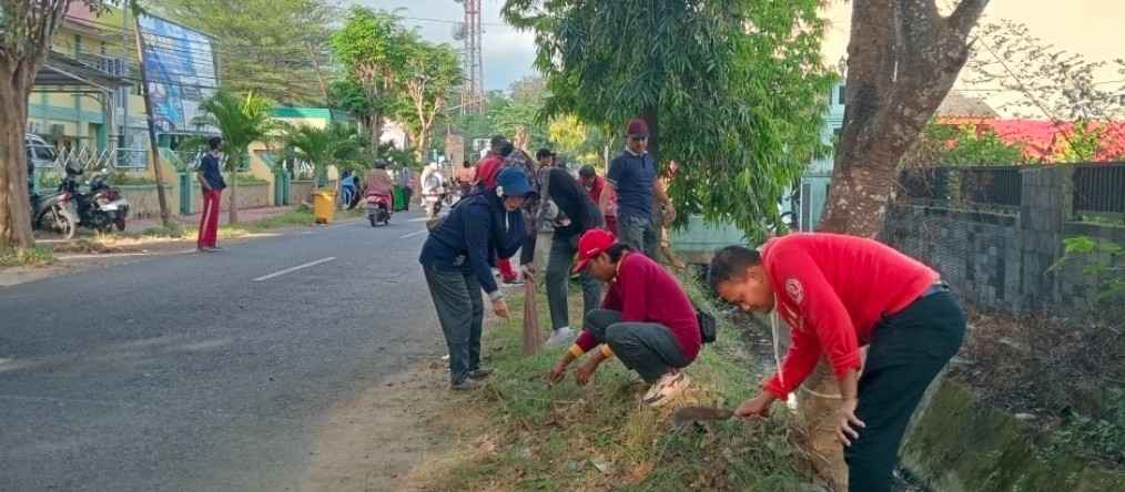 Pemkab Sumenep Gencarkan Gerakan Jumat Bersih, ASN dan Berbagai Instansi Bersihkan Lingkungan Sekolah