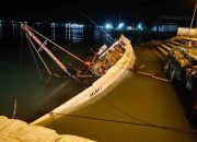 KLM Qalaqy 1 Miring di Pelabuhan Kalianget, Muatan Kayu Jati Perhutani Terendam
