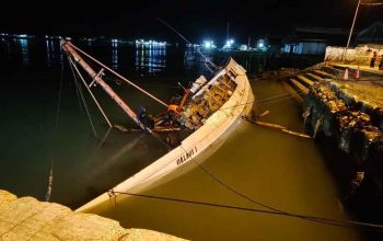 KLM Qalaqy 1 Miring di Pelabuhan Kalianget, Muatan Kayu Jati Perhutani Terendam