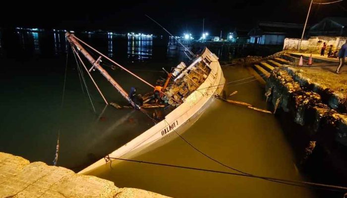 Kapal Pengangkut Kayu Jati Terendam di Pelabuhan Kalianget Sumenep