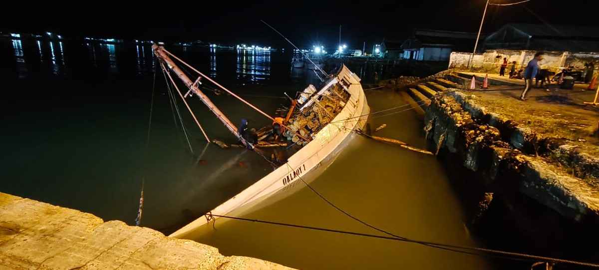 KLM Qalaqy 1 Miring di Pelabuhan Kalianget, Muatan Kayu Jati Perhutani Terendam