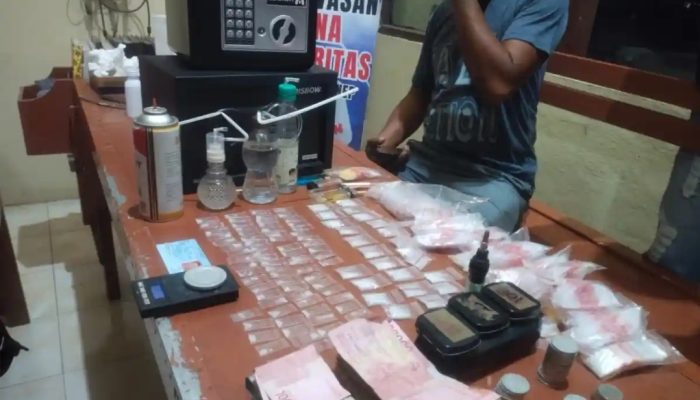 Kabur Saat Digerebek, Rumah Pengedar Sabu di Masalembu Digeledah Polisi