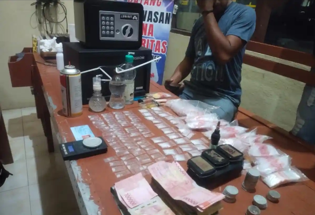 Kabur Saat Digerebek, Rumah Pengedar Sabu di Masalembu Dibobol Polisi