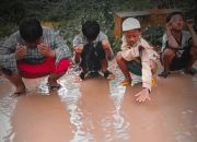Pemuda di Manding Protes Jalan Desa Rusak Menahun, Pemkab Sumenep Bantu Perbaiki 350 Meter