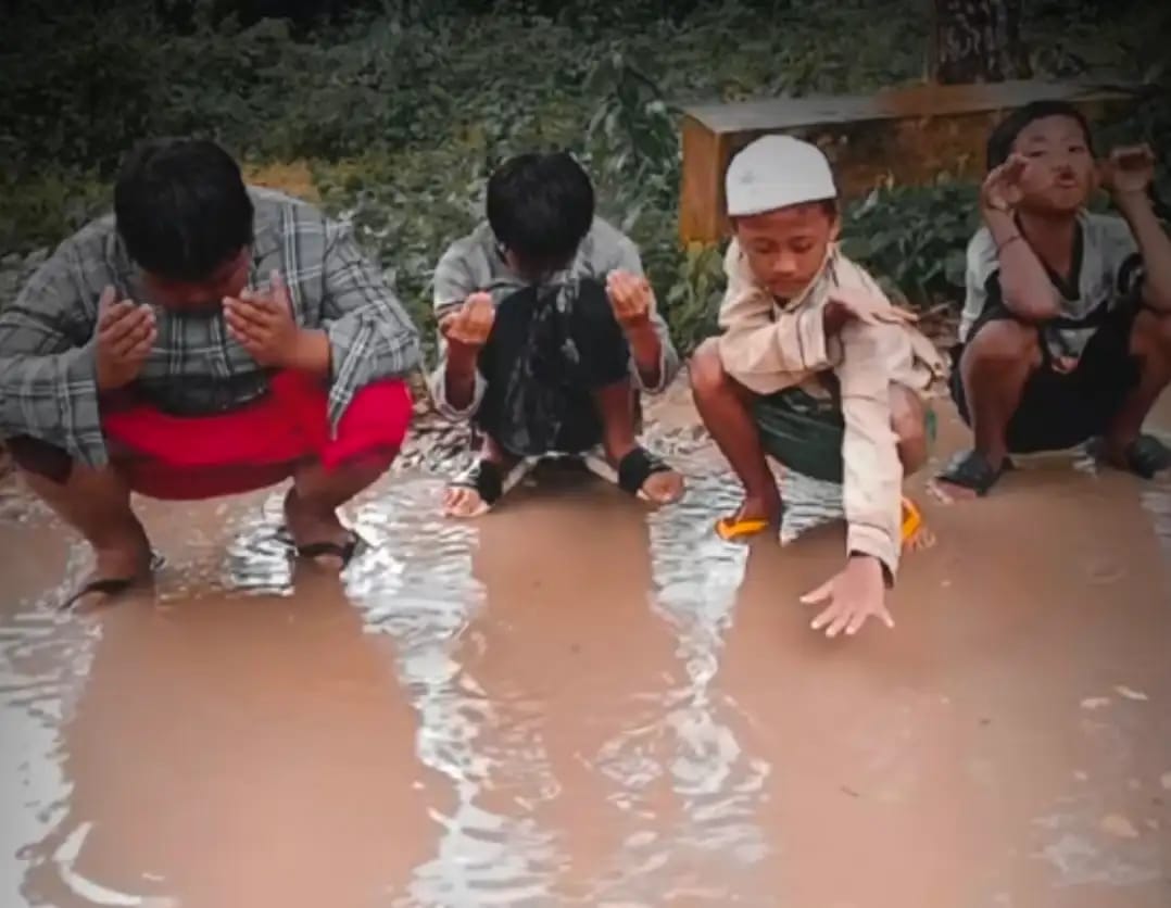 Pemuda di Manding Protes Jalan Desa Rusak Menahun, Pemkab Sumenep Bantu Perbaiki 350 Meter