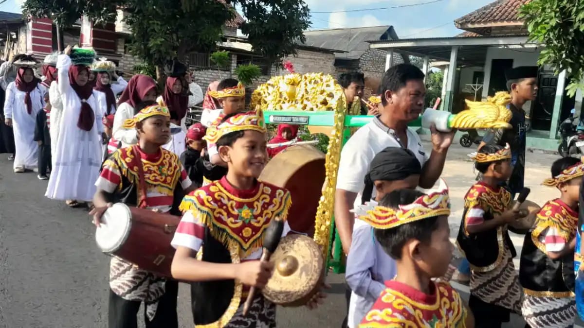 SDN Juluk I Hidupkan Kembali Tradisi Leluhur di Hari Pertama MPLS