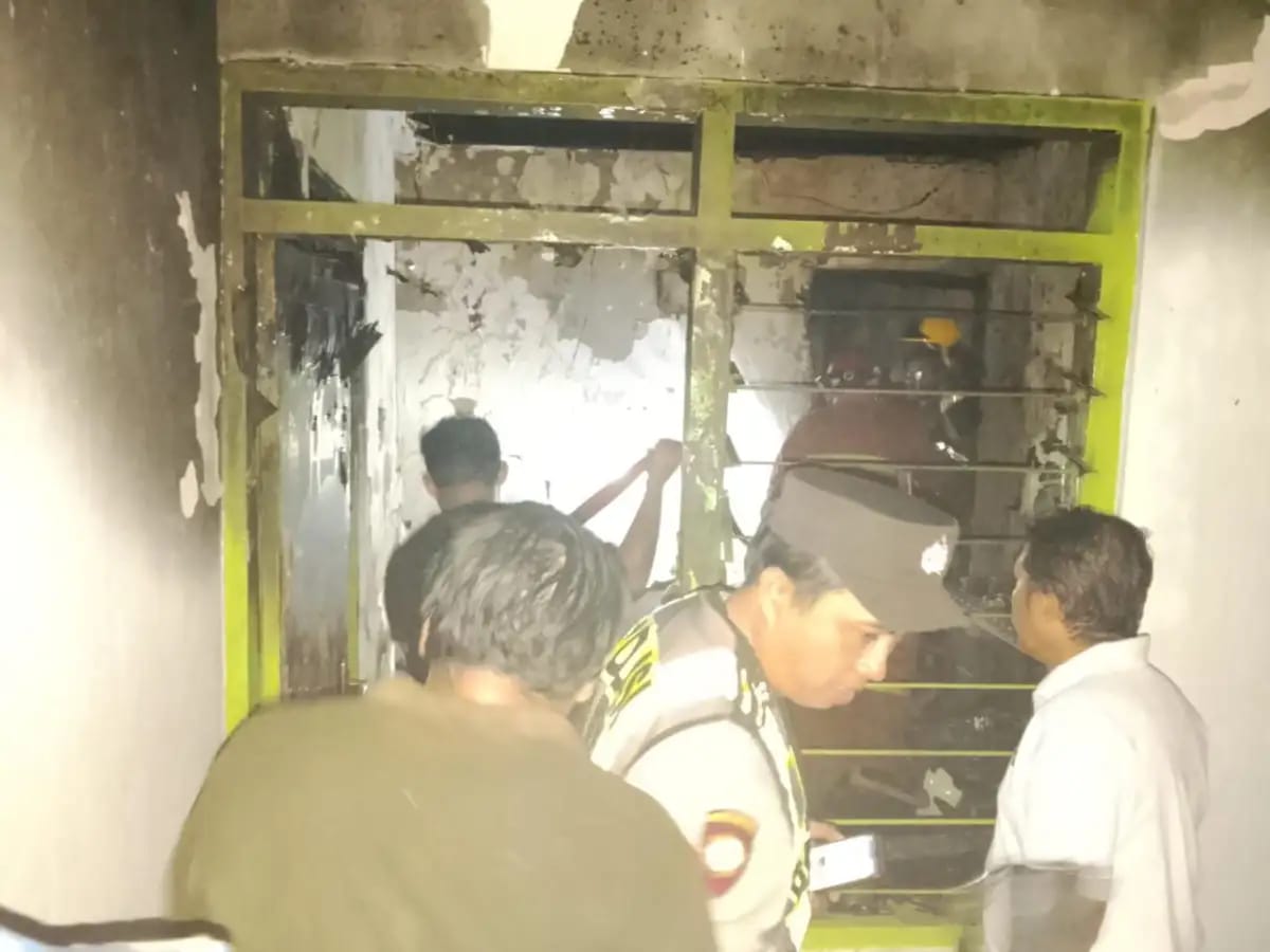 Kebakaran Landa Tiga Rumah di Perumahan Batu Kencana Sumenep, Satu Warga Alami Luka Bakar