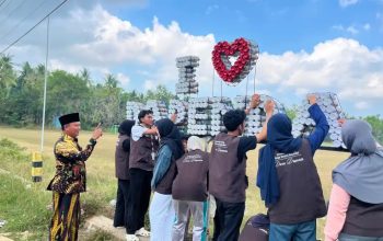 Mahasiswa UM Sulap Sampah Plastik Jadi Ikon Desa Dapenda Sumenep