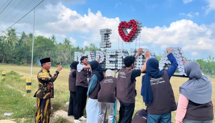Mahasiswa UM Sulap Sampah Plastik Jadi Ikon Desa Dapenda Sumenep