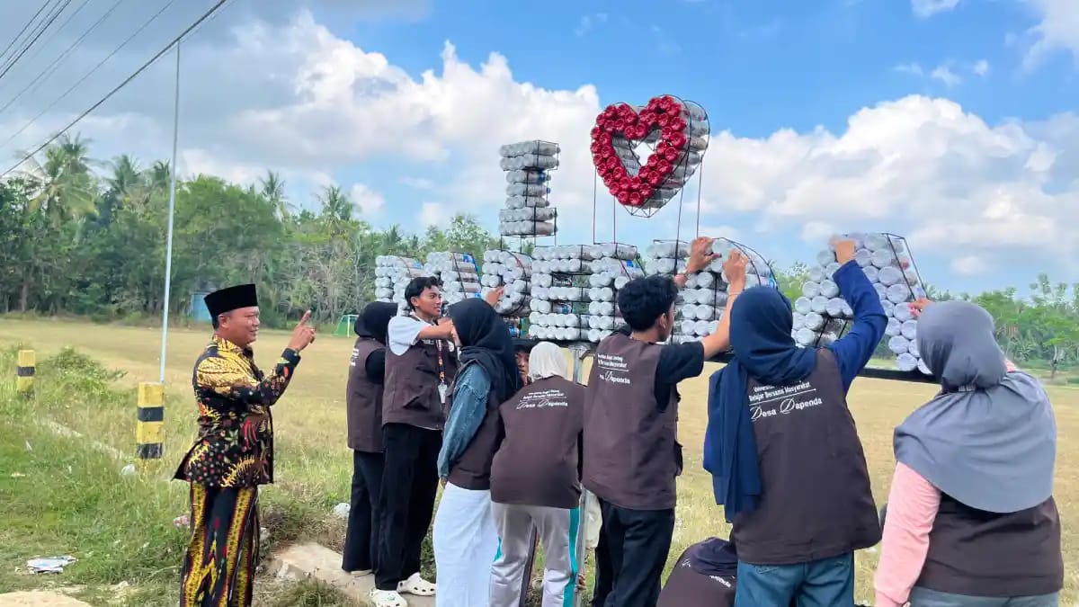 Mahasiswa UM Sulap Sampah Plastik Jadi Ikon Desa Dapenda Sumenep