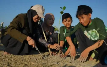 SKK Migas-KEI Bersama Mahasiswa KKN UNIB Situbondo dan Karang Taruna Laskar Obor Peringati Hari Mangrove Se-Dunia
