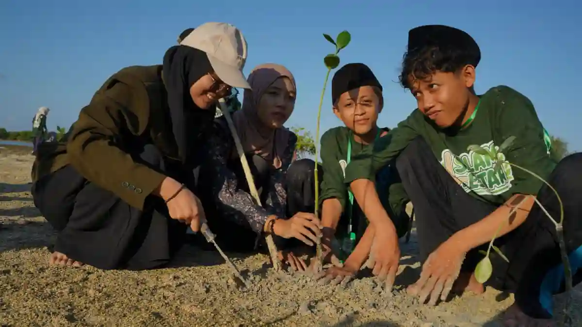 SKK Migas-KEI Bersama Mahasiswa KKN UNIB Situbondo dan Karang Taruna Laskar Obor Peringati Hari Mangrove Se-Dunia