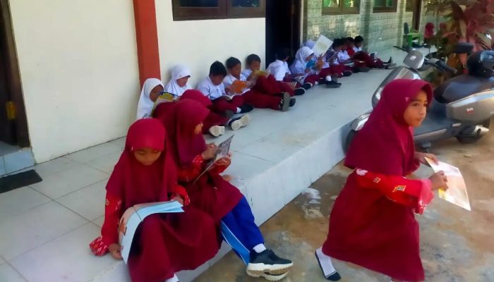 Dari Buku hingga Tenis Lapangan, Perpusling Dispusip Sumenep Sasar SDN dan TK di Gunggung