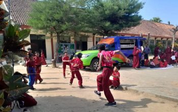 Dari Buku hingga Tenis Lapangan, Perpusling Dispusip Sumenep Sasar SDN dan TK di Gunggung