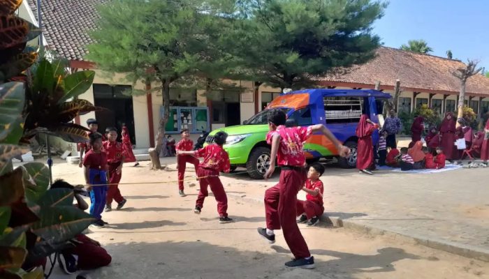 Dari Buku hingga Tenis Lapangan, Perpusling Dispusip Sumenep Sasar SDN dan TK di Gunggung