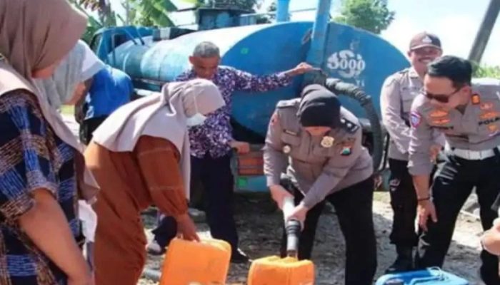 Pemkab Sumenep Salurkan Bantuan Air Bersih ke Tiga Desa Terdampak Kekeringan