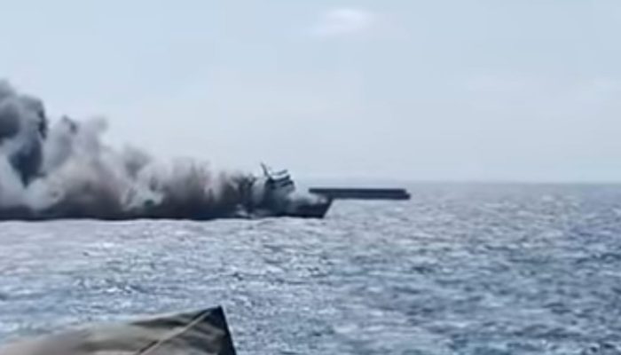 KM Mutiara Sentosa 2 Terbakar di Perairan Sumenep, 250 Penumpang Dievakuasi
