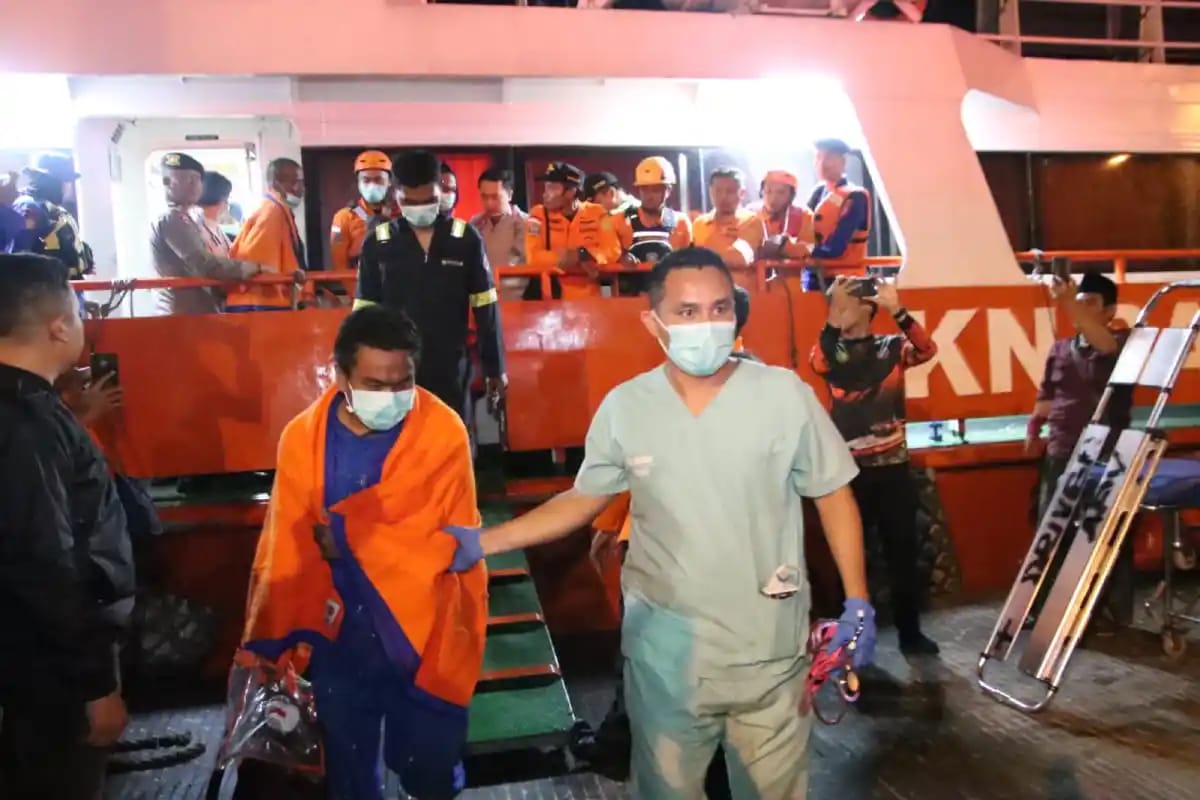 KM Mutiara Sentosa 2 yang Terbakar di Perairan Sumenep Angkut 271 Penumpang dan ABK