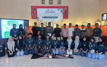 Manfaatkan Potensi Lokal, KKN 09 Universitas Wiraraja Latih Warga Aengtongtong Membuat Pestisida Nabati