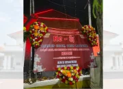 Aksi Simbolik BEM SI Kerakyatan Jatim Kirim Karangan Bunga ke Grahadi Pada HUT ke-81 RI
