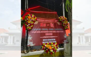 Aksi Simbolik BEM SI Kerakyatan Jatim Kirim Karangan Bunga ke Grahadi Pada HUT ke-81 RI
