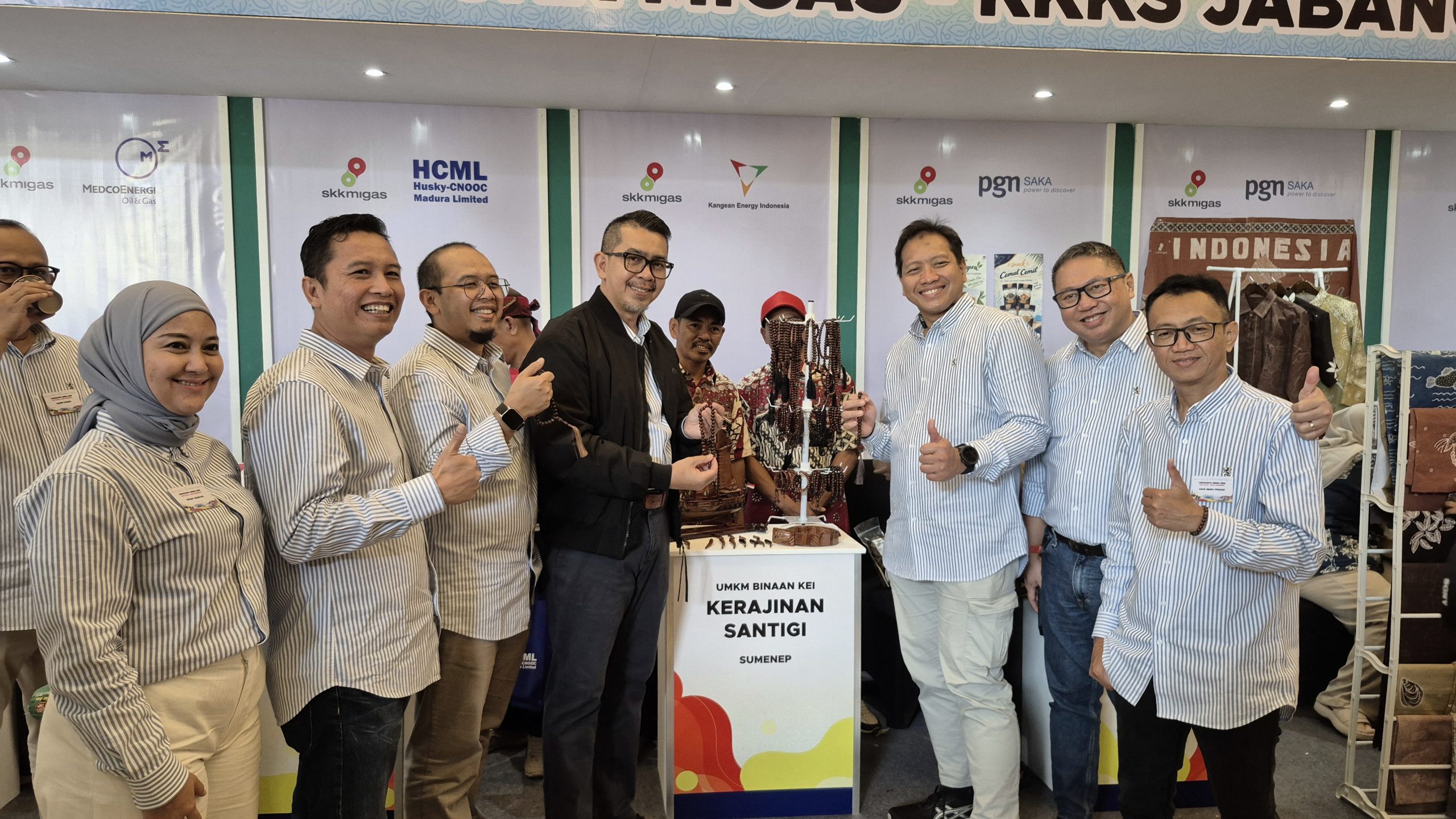 Pejabat Utama SKK Migas dan Tim Manajemen KEI saat berkunjung di stand produk kayu santigi.