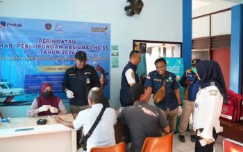 Penumpang Kapal di Kalianget Dapat “Bekal” Sebelum Berlayar: Cek Kesehatan Gratis