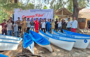SKK Migas-KEI Salurkan Sampan Fiber dan Mesin Tempel untuk Nelayan Kepulauan Sapeken