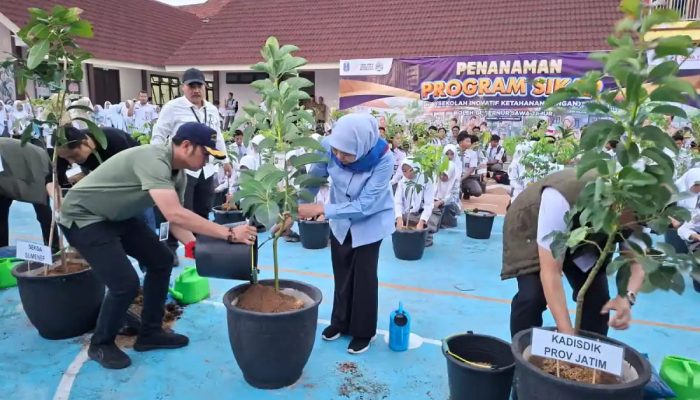 Gubernur Jatim Serahkan Beasiswa Afirmasi Secara Simbolis di SMAN 2 Sumenep