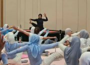Yoga Bareng Sahabat di Aryawiraraja Ballroom, Couple Yoga MYZE Hotel Sumenep Diserbu Pemula