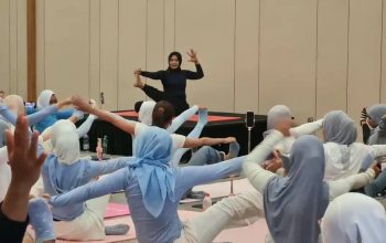 Yoga Bareng Sahabat di Aryawiraraja Ballroom, Couple Yoga MYZE Hotel Sumenep Diserbu Pemula
