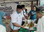 Mediapribumi.id, Sumenep -- Dewan Pengurus Daerah Komite Nasional Pemuda Indonesia (DPD KNPI) Kabupaten Sumenep menggelar bazar murah selama tiga hari, 26 hingga 28 Oktober 2026. Kegiatan ini menjadi bagian dari peringatan Hari Sumpah Pemuda tahun ini. Bazar berlangsung di empat lokasi, yaitu Kecamatan Lenteng, Kecamatan Batu Putih, Kecamatan Dungkek, dan Kantor DPD KNPI Sumenep. Tiga komoditas pokok dijual dengan harga terjangkau: beras medium SPHP Rp11.700 per kilogram, Minyak Kita Rp15.700 per liter, dan telur Rp22.000 per kilogram. Penanggung jawab kegiatan, Joko Saifurrijal, mengatakan bazar ini merupakan bentuk kepedulian pemuda terhadap kebutuhan masyarakat, terutama dalam memenuhi kebutuhan pokok rumah tangga. "Momentum Hari Sumpah Pemuda harus kita maknai dengan kegiatan nyata yang manfaatnya dapat dirasakan langsung oleh masyarakat. Lewat bazar murah ini, kami ingin menunjukkan bahwa pemuda tidak hanya hadir dalam kegiatan seremonial, tetapi juga mengambil peran menjawab kebutuhan sosial masyarakat," ujarnya. Joko menyebut harga sembako dalam bazar telah ditetapkan agar terjangkau warga. Ia berharap program ini dapat meringankan pengeluaran rumah tangga. Menurutnya, penyelenggaraan bazar di sejumlah kecamatan bertujuan mendekatkan kegiatan KNPI kepada masyarakat. Ia juga berharap kegiatan ini memperkuat gotong royong, kepedulian sosial, dan kolaborasi antara pemuda dengan berbagai elemen masyarakat. Bazar akan ditutup pada 28 Oktober 2026, bertepatan dengan puncak peringatan Hari Sumpah Pemuda di Lapangan LKS Gotong Royong, Sumenep. Pada malam puncak itu, KNPI akan membacakan Ikrar Trimatra Pemoeda Soengenep 2026. Pembacaan ikrar tersebut diharapkan menjadi momentum bagi pemuda Sumenep untuk meneguhkan komitmen terhadap persatuan, kebangsaan, dan tanggung jawab bersama dalam membangun daerah. Joko menegaskan, semangat Sumpah Pemuda perlu diwujudkan lewat tindakan konkret, bukan sekadar diperingati tiap tahun. “Pemuda harus menjadi bagian dari solusi atas persoalan masyarakat sekaligus menjaga persatuan di tengah keberagaman,” tuturnya.