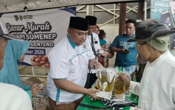 Mediapribumi.id, Sumenep -- Dewan Pengurus Daerah Komite Nasional Pemuda Indonesia (DPD KNPI) Kabupaten Sumenep menggelar bazar murah selama tiga hari, 26 hingga 28 Oktober 2026. Kegiatan ini menjadi bagian dari peringatan Hari Sumpah Pemuda tahun ini. Bazar berlangsung di empat lokasi, yaitu Kecamatan Lenteng, Kecamatan Batu Putih, Kecamatan Dungkek, dan Kantor DPD KNPI Sumenep. Tiga komoditas pokok dijual dengan harga terjangkau: beras medium SPHP Rp11.700 per kilogram, Minyak Kita Rp15.700 per liter, dan telur Rp22.000 per kilogram. Penanggung jawab kegiatan, Joko Saifurrijal, mengatakan bazar ini merupakan bentuk kepedulian pemuda terhadap kebutuhan masyarakat, terutama dalam memenuhi kebutuhan pokok rumah tangga. "Momentum Hari Sumpah Pemuda harus kita maknai dengan kegiatan nyata yang manfaatnya dapat dirasakan langsung oleh masyarakat. Lewat bazar murah ini, kami ingin menunjukkan bahwa pemuda tidak hanya hadir dalam kegiatan seremonial, tetapi juga mengambil peran menjawab kebutuhan sosial masyarakat," ujarnya. Joko menyebut harga sembako dalam bazar telah ditetapkan agar terjangkau warga. Ia berharap program ini dapat meringankan pengeluaran rumah tangga. Menurutnya, penyelenggaraan bazar di sejumlah kecamatan bertujuan mendekatkan kegiatan KNPI kepada masyarakat. Ia juga berharap kegiatan ini memperkuat gotong royong, kepedulian sosial, dan kolaborasi antara pemuda dengan berbagai elemen masyarakat. Bazar akan ditutup pada 28 Oktober 2026, bertepatan dengan puncak peringatan Hari Sumpah Pemuda di Lapangan LKS Gotong Royong, Sumenep. Pada malam puncak itu, KNPI akan membacakan Ikrar Trimatra Pemoeda Soengenep 2026. Pembacaan ikrar tersebut diharapkan menjadi momentum bagi pemuda Sumenep untuk meneguhkan komitmen terhadap persatuan, kebangsaan, dan tanggung jawab bersama dalam membangun daerah. Joko menegaskan, semangat Sumpah Pemuda perlu diwujudkan lewat tindakan konkret, bukan sekadar diperingati tiap tahun. “Pemuda harus menjadi bagian dari solusi atas persoalan masyarakat sekaligus menjaga persatuan di tengah keberagaman,” tuturnya.